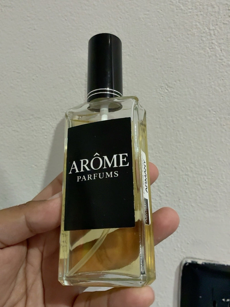 Fotografía real de frasco ARÔME en mano, etiqueta Armani