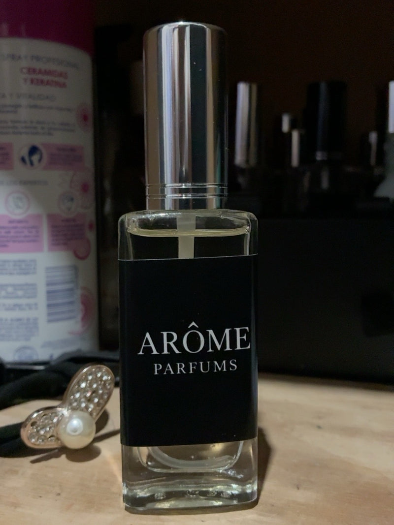 Fotografía real de perfumes y presentación ARÔME proporcionada por la tienda