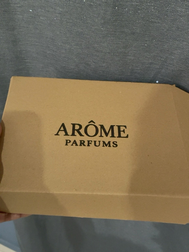 Fotografía real de perfumes y presentación ARÔME proporcionada por la tienda
